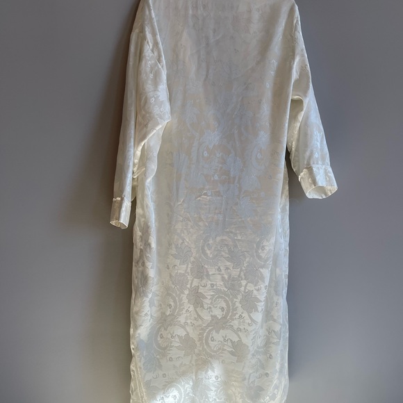 Vintage Gold Label Victoria’s Secret Ivory Satin Robe with Floral Detail - Picture 8 of 9